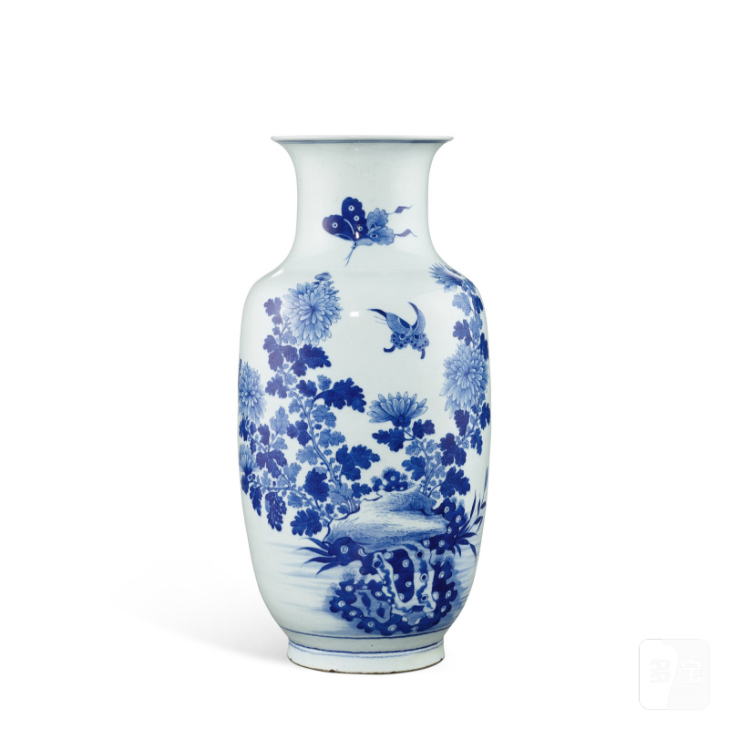 A blue and white 'butterfly and chrysanthemums' vase, Qing dynasty, 18th - 19th century | 清十八至十九世紀 青花花蝶圖瓶